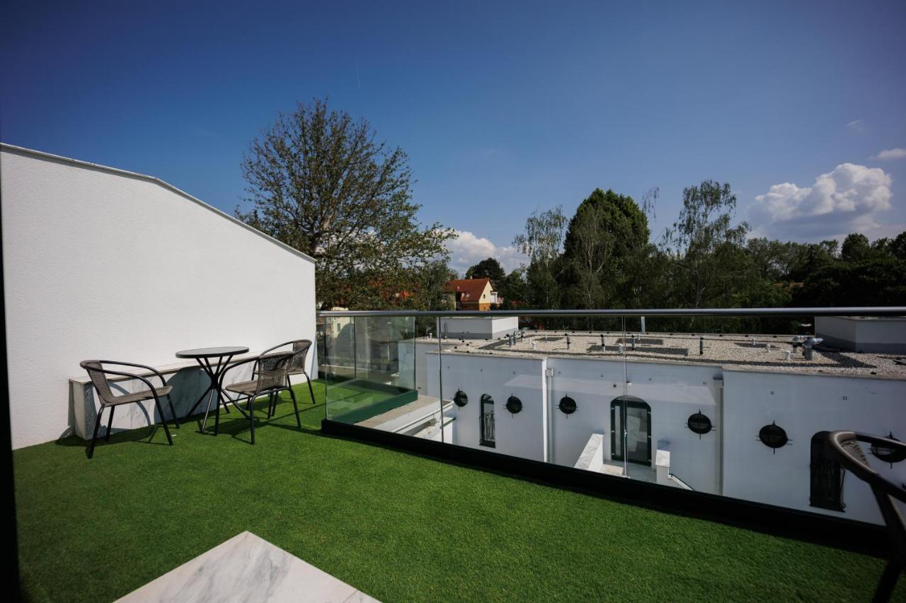 Villa Bauhaus Wellness Apartments 207 - Petiteplage Siófok Zewnętrze zdjęcie